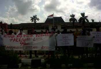 Aktifis mahasiswa yang tergabung dalam Mahasiswa Sumekar Raya (Mahasurya) Kabupaten Sumenep saat melakukan aksi unjuk rasa di kantor Bupati setempat.