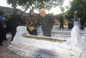 Wakil Bupati Kartika Hidayati menabur bunga di makam mbah Sabilan. [suprayitno/bhirawa]