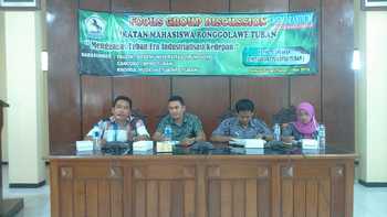 Sejumlah narasumber FGD, di antaranya Cancoko (Anggota DPRD Tuban), Fauzin (Dosen Universitas Trunojoyo) dan Khoirul Huda, Ketua Ronggolawe Press Solidarity (RPS). (Khoirul Huda/bhirawa)