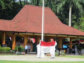 Pasukan Pengibar Bendera (Paskibra) menjalankan tugasnya saat Upacara Peringatan Hardiknas dialun-alun Bojonegoro. (achmad basir/bhirawa)