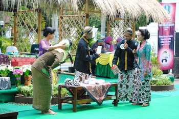 Final lomba cerdik cermat komunikatif (LCCK) 2016 tingkat Bakorwil Madiun di halaman gedung Bakorwil Bojonegoro, Senin (23/5), kemarin yang digelar oleh Dinas Komunikasi dan Informasi (DISKOMINFO) Provinsi Jawa Timur. (achmad basir/bhirawa)