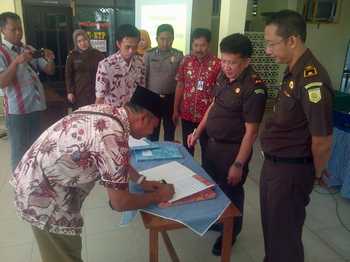 Kejaksaan Negeri Kabupaten Bangkalan, melakukan penandatanganan nota kesepahaman (MoU) dengan Kepala Desa (Kades) se Kecamatan Burneh, Kamis (12/5).