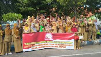 72 Perwakilan bidan PTT Kabupaten Sampang berangkat demo ke Kemenpan-RB RI, akan bergabung dengan bidan PTT se-Indonesia.