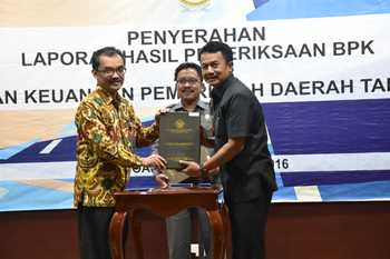 Bupati Nyono Suharli bersama Ketua DPRD Jombang, Joko Triono saat menerima laporan hasil pemeriksaan BPK Perwakilan Jatim yang diserahkan Ketua BPK-RI Perwakilan jatim, Novian Herodwijanto. [ramadlan/bhirawa]