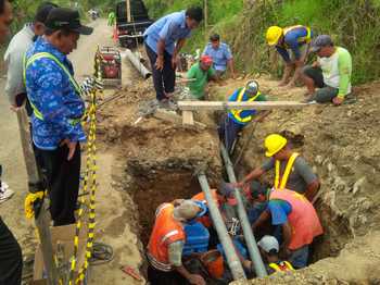 PDAM Kota Batu melakukan penyambungan pipa PDAM di Desa Sidomulyo yang airnya berasal dari Sumber Banyuning