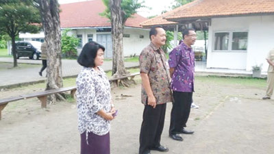 Kadisnakertransduk Jatim Dr Drs H M Sukardo MSi saat mengantarkan calon transmigran di Transcito, Surabaya.