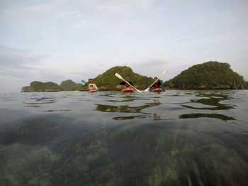 Wisatawan saat menikmati keindahan air laut Pantai Tiga Warna di Desa Tambakrejo, Kec Sumbermanjing Wetan, Kab Malang. [cahyono/bhirawa]