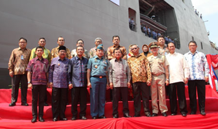 Gubernur Jatim Dr H Soekarwo mendampingi Wapres RI Jusuf Kalla melepas ekspor perdana kapal perang SSV BRP TARLAC (LD-601) pesanan pemerintah Filipina, Minggu (8/5).