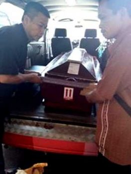 Personel PMI Kab Malang saat memasukkan peti jenazah Gustinaris Diah Pratiwi, di mobil ambulance PMI setempat, di Bandara Juanda Internasional, Sidoarjo. (cyn/Bhirawa)
