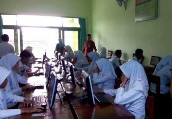 Siswa SMP Negeri 4 Kepanjen, Kab Malang saat mengikuti ujian dengan sistem UNBK (cahyono/Bhirawa)