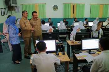 Wali Kota Malang HM Anton didampingi Sekkota Cipto Wiyono saat melakukan monitoring pelaksanaan Ujian Nasional di SMP Negeri 1 Malang Senin (9/5) kemarin.