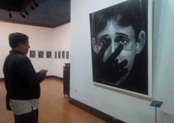 Karya lukisan foto Munir dalam pameran di Galeri Raos Batu menjadi media untuk mengajak Warga Indonesia tuntaskan kasus pelanggaran HAM