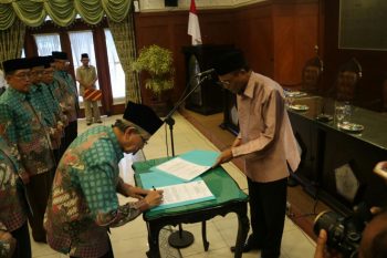 KH. Tohir Luth memimpin pengukuhan Ketua MUI Kota Malang masa khidmad 2016-2021 di ruang sidang Balaikota Malang Senin 30/5 kemarin.