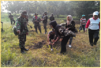Para personil Satgas TMMD dan FKPPI saat penanaman pohon produktif di Dusun Pantesrejo.