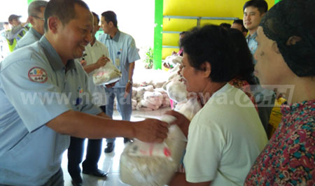 General Manager PT CJI, H. Mulyono secara simbolis menyerahkan sembako gratis kepada warga Desa Jatigedong, Kec. Ploso, Kamis (30/6). 