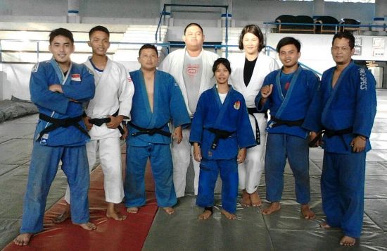 Kim Na Young (ketiga dari kanan) bersama judoka Jatim saat berlatih di dojo Jatim.
