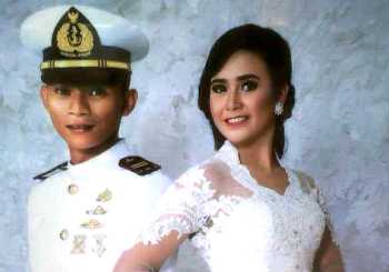 Pasangan pengantin baru Novita Wulansari-Lettu  (mar) Galih Hirsom Prasetyo.