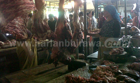 Harga daging sapi di Pasar Anom Baru Sumenep berangsur turun.