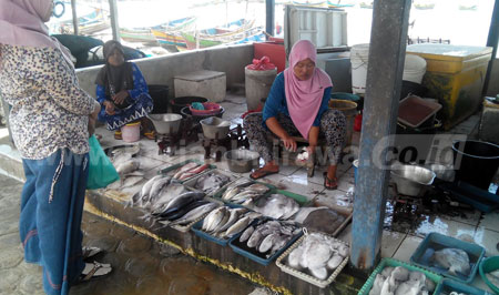 Para pedagang ikan laut segar pada sejumlah TPI di Kabupaten Tuban yang sepi pembeli. [Khoirul Huda]