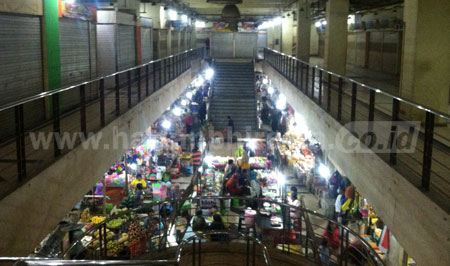 Kondisi Pasar Tambahrejo memprihatinkan. Pengunjung sepi dan stan banyak yang kosong. [gegeh bagus]