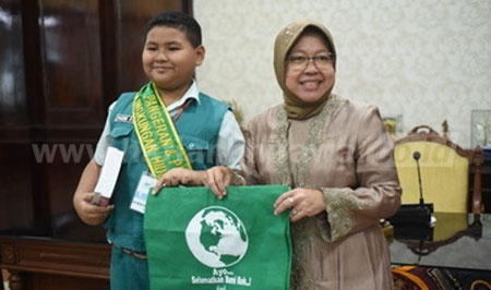 Wali Kota Surabaya Tri Rismaharini memberikan anugerah Pangeran dan Puteri Lingkungan Hidup 2016 di ruang Sidang Wali Kota, Rabu (15/6) kemarin. 