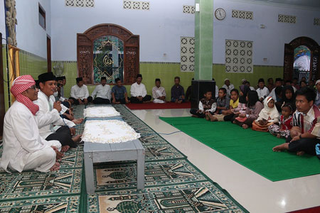 Wali Kota Kediri saat Ngaji Bareng Warga dan Anak-anak masjid. [irvan cholis]