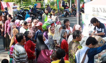 Warga mengantri di Pasar Ramadan murah di Halaman Taman Kota Pasuruan, Kamis (16/6). Dalam Pasar Ramadan ini, harga Sembako yang dijual mendapat subsidi 50% dari Pemkot Pasuruan. [hilmi husein]