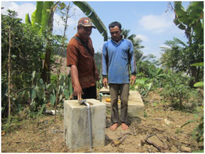 Mulyono menunjukkan salah satu degester yang digunakan warga desa Simomulyo untuk membuat biogas.