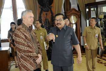 Gubernur Jatim Dr H Soekarwo berbincang-bincang dengan Duta Besar New Zealand untuk Indonesia, Dr Trevor Matheson usai menggelar pertemuan di Gedung Grahadi.