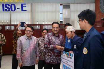 Wakil Gubernur Jatim Drs H Saifullah Yusuf menyerahkan beasiswa kepada salah seorang perwakilan mahasiswa di Kantor PLN Distribusi Jatim.