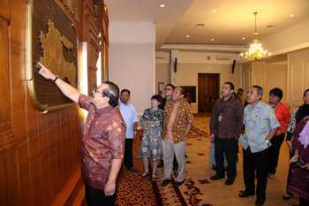 Gubernur Jatim Dr H Soekarwo menunjukkan peta Provinsi Jatim kepada rombongan KPK dan LIPI yang dipimpin Ikrar Nusa Bakti di Gedung Negara Grahadi.