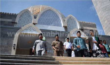Mantan Panglima TNI Jenderal (Purn) Moeldoko saat meresmikan Masjid dan Islamic Center di Kayen Bandarkedungmulyo Jombang, Rabu (1/6). [ramadlan]