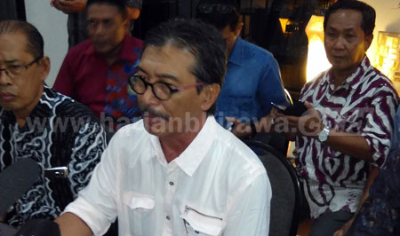 Ketua DPN APTRI Soemitro Samadikoen bersama sejumlah pengurus APTR se Jatim memberikan keterangan usai bertemu dengan pengurus APTRI Jatim di Jombang. [romadhon]