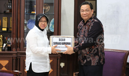 Wali Kota Tri Rismaharini menerima paket sembako murah secara simbolis [andre endrayana]