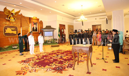 Gubernur Jatim Dr H Soekarwo melantik Bupati Tuban Fathul Huda dan Wabup Tuban Nur Nahar Hussein periode 2016-2021 di Gedung Negara Grahadi Surabaya, Senin (20/6). 
