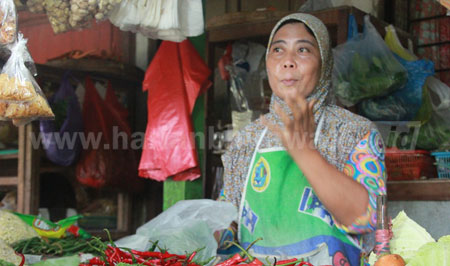 Nurjanah salah satu Pedagang sayuran dan bumbu dapur di Pasar Pramuka Tuban. [Khoirul Huda]