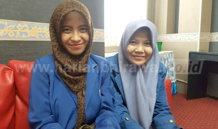 Febriliani Masitoh dan Ernawati, dua mahasiswa ITS yang mengajukan penelitian tentang perilaku menyimpang remaja dalam PKM Kemenristek-Dikti.