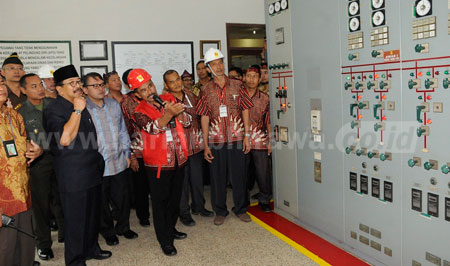 Gubernur Jatim Dr H Soekarwo meninjau gardu induk Bangkalan yang baru diresmikan, Senin (27/6).