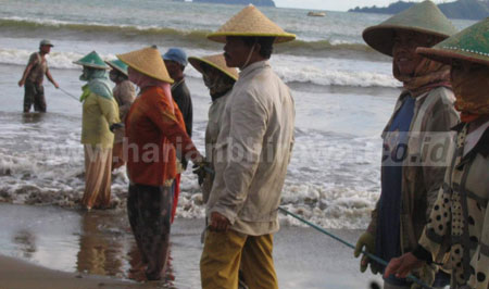 Nelayan Pantai Sidem di Kecamatan Besuki biasa menarik jaring bersama-sama saat cuaca kondusif untuk mencari ikan. 
