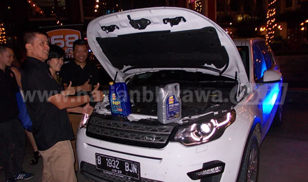 Presiden Komisaris PT Topindo Atlas Asia, Rudy Hartono saat menguji ketangguhan produk Top 1 Evolution OEM Series IV 5W-30 di kendaraan Land Rover.