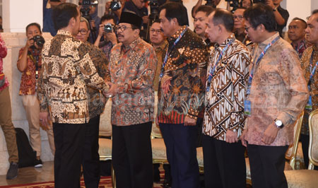 Gubernur Jatim Dr H Soekarwo berdialog dengan Presiden Joko Widodo dalam acara pengarahan Presiden RI soal Satgas Pemberantasan Penangkapan Ikan secara Ilegal di Istana Presiden Jakarta, Rabu (29/6).
