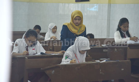Suasana pelaksanaan TPA di SMAN 1 Surabaya diikuti lulusan SD/MI dari Surabaya dan luar kota untuk memperebutkan kursi SMPN kawasan, Rabu (29/6). [adit hananta utama]