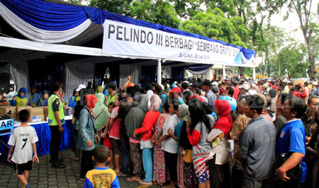Suasana PT Pelabuhan Indonesia III (Persero) membagikan sembako gratis kepada masyarakat sekitar.