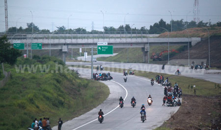 Ruas jalan Tol Gempol-Pasuruan  di Kecamatan Bangil Kabupaten Pasuruan dipadati warga saat ngabuburit, Rabu (29/6). [hilmi husain]