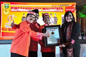 Wali Kota Mojokerto, Mas'ud Yunus menerima penghargaan MURI disaksikan Wagub Jatim Syaifullah Yusuf. [kariyadi/bhirawa] 