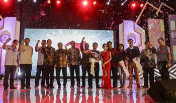 Para pemenang hadiah berfoto bersama pada acara business gathering Semen Gresik area Malang.