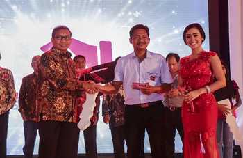 Kepala Departemen Penjualan Semen Indonesia Bambang Djoko (kiri) menyerahkan hadiah kepada pemenang.
