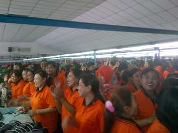 Ratusan karyawan pabrik di Kota Mojokerto mengenakan baju warna orange yang masuk dalam rekor MURI, Senin (20/6) kemarin. [kariyadi/bhirawa]