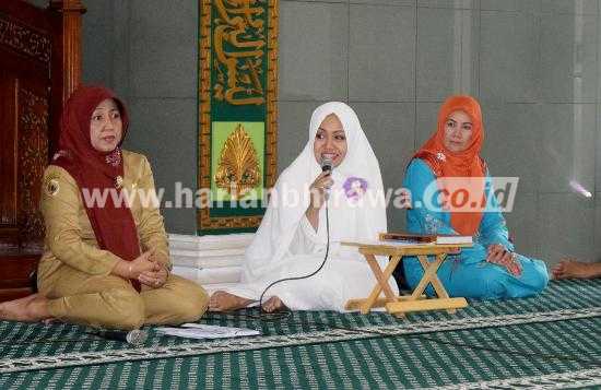 Isteri Bupati Mojokerto Ikfinah Kamal Pasha (tengah), memimpin tadarus Alquran Ramadan di Masjid Pemkab Mojokerto. [kariyadi/bhirawa]