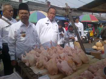 Wali Kota Mas'ud Yunus bersama Wawali Suyitno memantau harga daging ayam di Pasar Tanjung Anyar, Kota Mojokerto. [kariyadi/bhirawa]